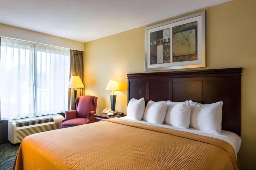 Quality Inn Манасас Екстериор снимка