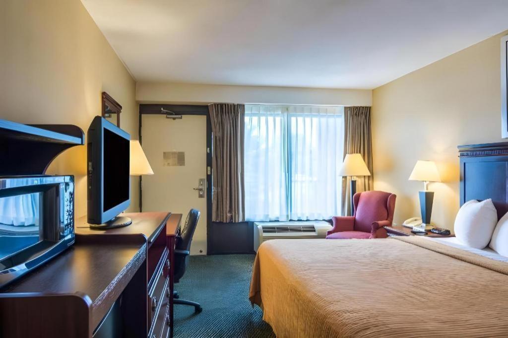 Quality Inn Манасас Екстериор снимка