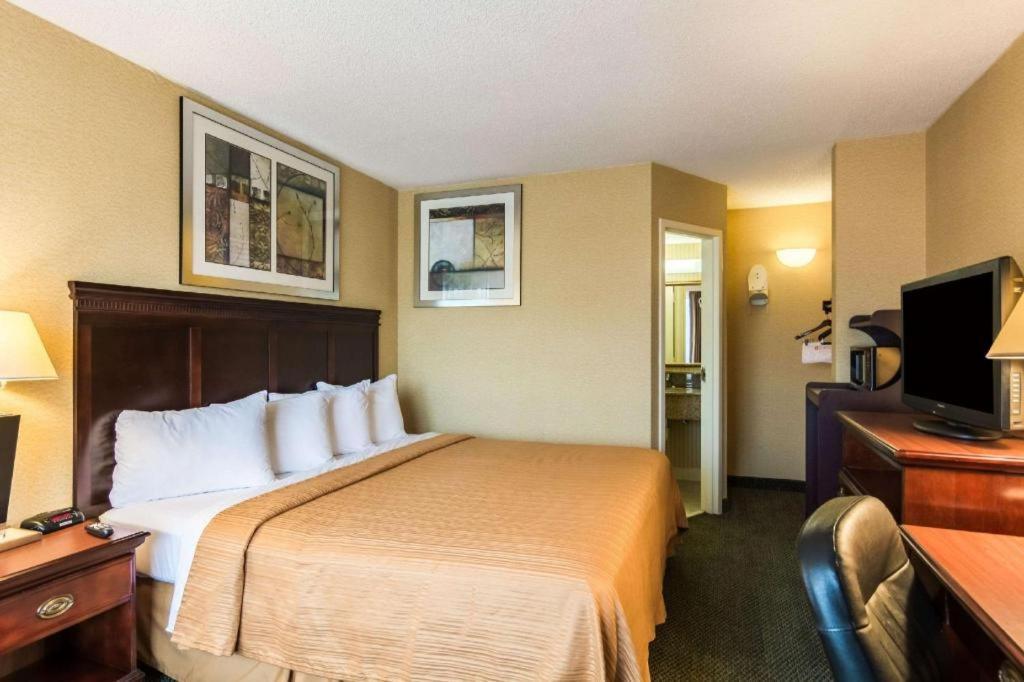 Quality Inn Манасас Екстериор снимка