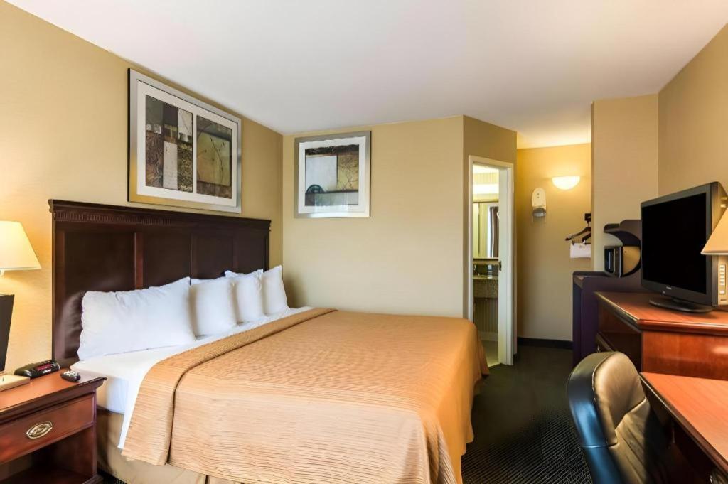 Quality Inn Манасас Екстериор снимка