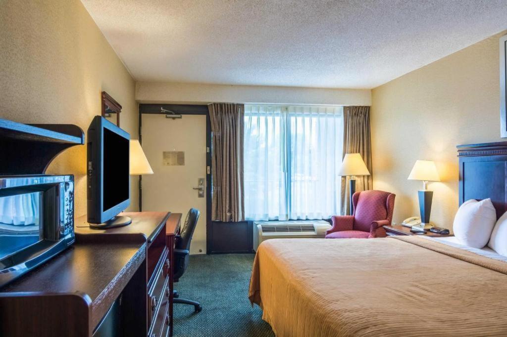 Quality Inn Манасас Екстериор снимка