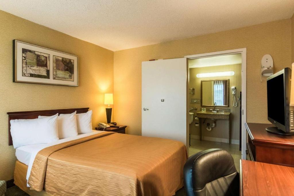 Quality Inn Манасас Екстериор снимка