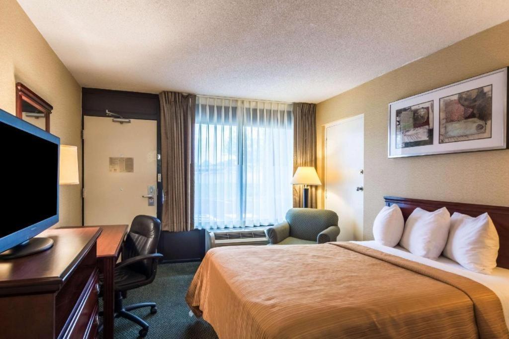 Quality Inn Манасас Екстериор снимка