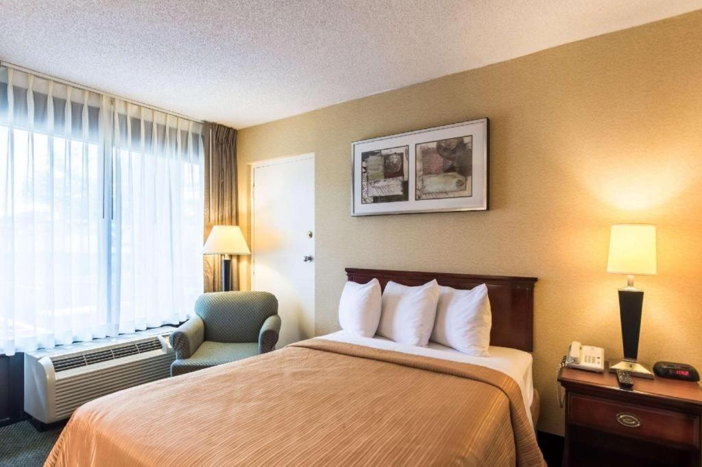 Quality Inn Манасас Екстериор снимка