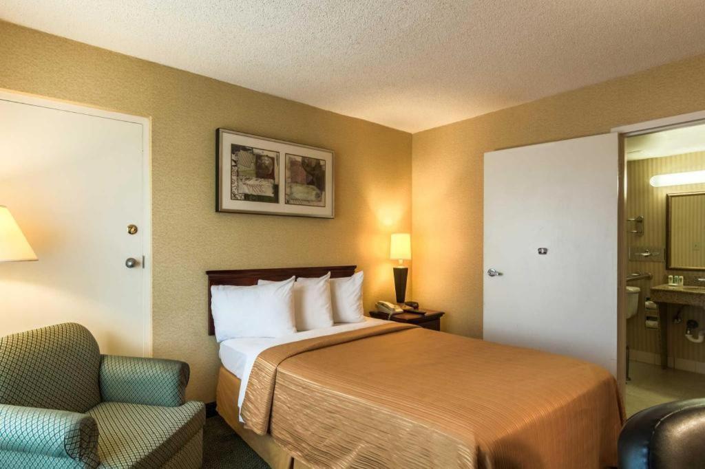 Quality Inn Манасас Екстериор снимка
