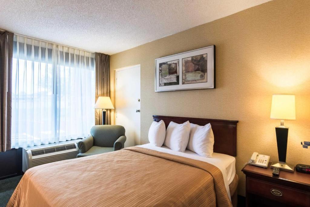 Quality Inn Манасас Екстериор снимка