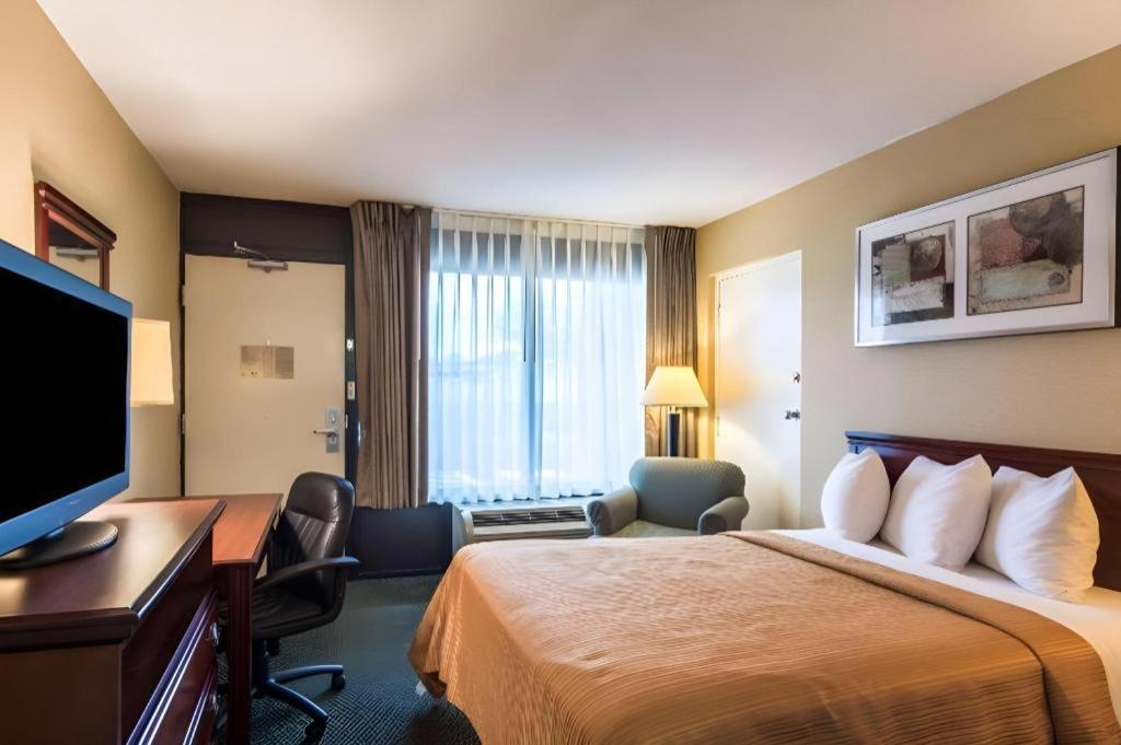 Quality Inn Манасас Екстериор снимка