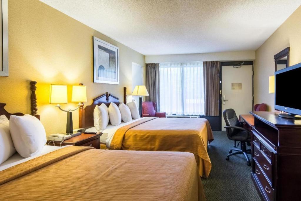 Quality Inn Манасас Екстериор снимка