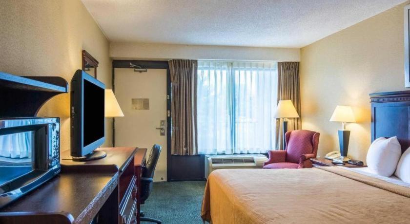 Quality Inn Манасас Екстериор снимка